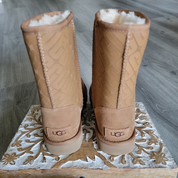 UGG Classic Short UGG Logo Suede Boot - Picture 5 of 8